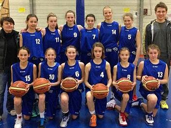 Nordbayerischer Meister sind sie schon, jetzt trainieren sie f&uuml;r den Titel im Freistaat, hinten v.&nbsp;l.: Trainerin Petra "Floh" Eichelsd&ouml;rfer, Anna-Luisa Riedel, Julia Betz, Julia F&ouml;rner, Jana Barth, Magdalena Landwehr, Kim Siebert, Co-Trainer Konstantin Hammerl; vorn v.&nbsp;l.: Teresa Schwital, Eva Dorsch, Marie Kapp, Nina K&uuml;hhorn, Nora Hummel, Franziska Ru&szlig;. Foto: privat