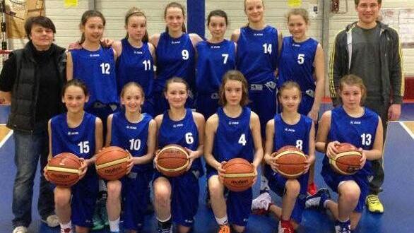 Nordbayerischer Meister sind sie schon, jetzt trainieren sie f&uuml;r den Titel im Freistaat, hinten v.&nbsp;l.: Trainerin Petra "Floh" Eichelsd&ouml;rfer, Anna-Luisa Riedel, Julia Betz, Julia F&ouml;rner, Jana Barth, Magdalena Landwehr, Kim Siebert, Co-Trainer Konstantin Hammerl; vorn v.&nbsp;l.: Teresa Schwital, Eva Dorsch, Marie Kapp, Nina K&uuml;hhorn, Nora Hummel, Franziska Ru&szlig;. Foto: privat