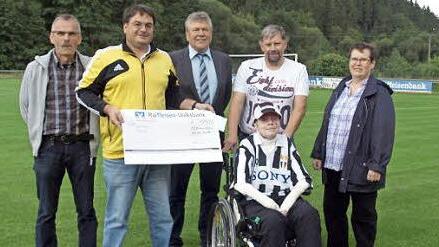 Vor Anpfiff des Fußballspiels fand die Übergabe des Spendenschecks in Höhe von 1750 Euro an Patrick Porzel statt. Von links: Kreisspielleiter Egon Grünbeck, Spielleiter SV Steinwiesen Jochen Höhn, der Geschäftsführer der Frankenbräu Edgar Schönmüller (das Unternehmen hatte die Getränke gesponsort) , Georg Porzel mit Sohn Patrick und Mutter Gabi Porzel Foto: Susanne Deuerling