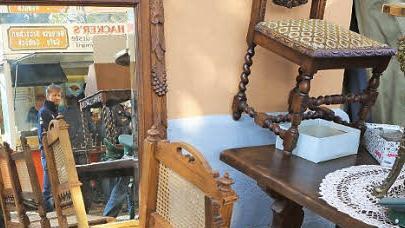 Möbel gehörten zum Angebot.