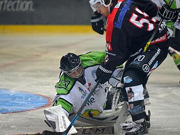 Goalie Ronny Glaser (am Boden), der in Landsberg nicht sattelfest wirkte, bot gegen Memmingen eine ganz starke Leistung und leitete sogar das entscheidende 3:1 ein. Fotos: Picturedreams