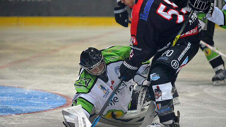 Goalie Ronny Glaser (am Boden), der in Landsberg nicht sattelfest wirkte, bot gegen Memmingen eine ganz starke Leistung und leitete sogar das entscheidende 3:1 ein. Fotos: Picturedreams