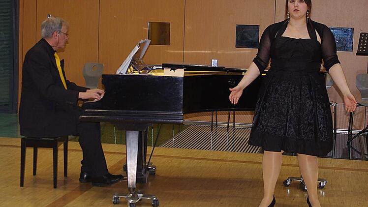 Sopranistin Jasmin Berger, begleitet von Wendelin Treutlein am Klavier, sang die Arie der Zerlina "Batti, batti bel Masetto" aus der Oper "Don Giovanni".