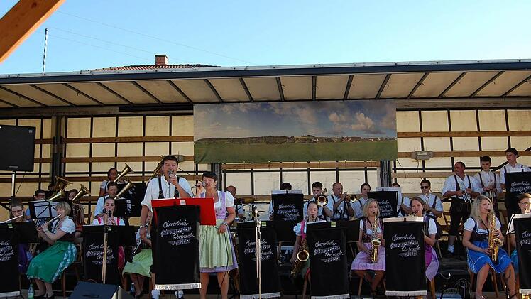 Die Obererthaler Dorfmusikanten sorgten beim Open Air in Hetzlos am Ende des Tages für beste Unterhaltung. Manuela Weigand und Dieter Schärpf sangen. Foto: Günther Straub