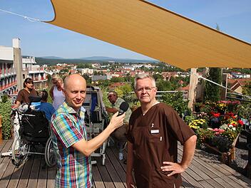 Auf der Dachterrasse der Aware Care Station hoch über Bad Kissingen können sogar beatmete Patienten frische Luft und Sonne genießen. Redakteur Ralf Ruppert hat dort und auf der Intensivstation mit deren Leiter Dr. Lothar Lürken gesprochen. Fotos: Benedikt Borst