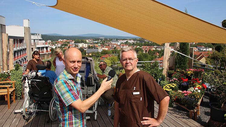 Auf der Dachterrasse der Aware Care Station hoch über Bad Kissingen können sogar beatmete Patienten frische Luft und Sonne genießen. Redakteur Ralf Ruppert hat dort und auf der Intensivstation mit deren Leiter Dr. Lothar Lürken gesprochen. Fotos: Benedikt Borst