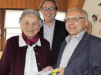 Jubilarin Meta Henneck freut sich über die Glückwünsche des stellvertretenden Landrats Christian Pech (Mitte) und des Bürgermeisters Helmut Lottes. Foto: Evi Seeger