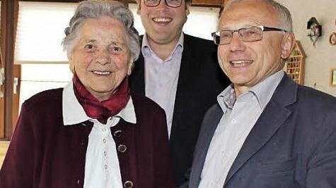 Jubilarin Meta Henneck freut sich über die Glückwünsche des stellvertretenden Landrats Christian Pech (Mitte) und des Bürgermeisters Helmut Lottes. Foto: Evi Seeger
