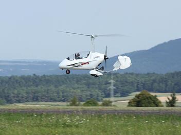 Wie Spielzeug umkreisen die Tragschrauber den Tower auf dem Flugplatz Kulmbach. Foto: Sonny Adam