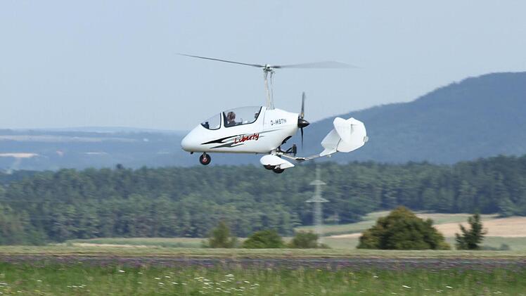 Wie Spielzeug umkreisen die Tragschrauber den Tower auf dem Flugplatz Kulmbach. Foto: Sonny Adam