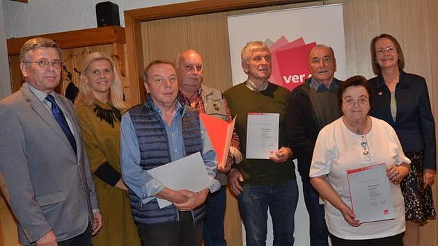 Sie wurden für 60- bzw. 50- jährige Treue geehrt (von links): Wolfgang Schmitt (Verdi-Ortsvorsitzender Kronach), Bürgermeisterin Susanne Grebner, Karl- Heinz Jakob, Peter Scherbel, Friedrich Wich- Heiter, Hans Toth, Anka Knobbe und Doris Stadelmayer (Geschäftsführerin Verdi Oberfranken- West).  Foto: K.-H. Hofmann