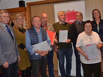Sie wurden für 60- bzw. 50- jährige Treue geehrt (von links): Wolfgang Schmitt (Verdi-Ortsvorsitzender Kronach), Bürgermeisterin Susanne Grebner, Karl- Heinz Jakob, Peter Scherbel, Friedrich Wich- Heiter, Hans Toth, Anka Knobbe und Doris Stadelmayer (Geschäftsführerin Verdi Oberfranken- West).  Foto: K.-H. Hofmann