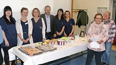 Leckere Kostproben wurden zum Schluss gereicht. Im Bild von links Therapiemanagerin Nicole Porst, Ramona Beitzinger, Ernährungswissenschaftlerin Katharina Heppner, Fachärztin Claudia Anhut (Klinikum Kulmbach), Onkologe Dr. Peter Anhut, Anja Steinmüller und Theresa Harz gemeinsam mit einigen Zuhörern.  Foto: Rainer Glissnik