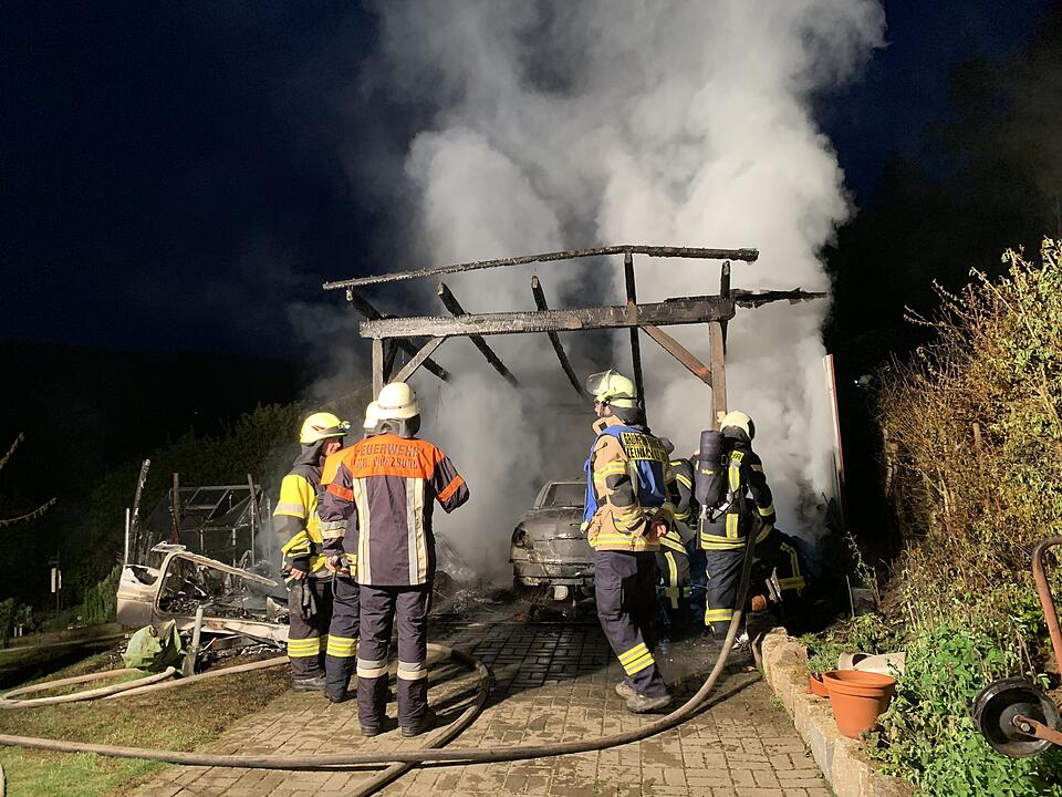 Ein am Samstagmorgen aus bislang unbekannter Ursache ausgebrochener Brand eines Carports in Leinach (Landkreis Würzburg/Unterfranken) griff auf eine benachbarte Hütte über und führte zum vollständigen Ausbrennen eines Peugeots, eines Motorbootes und Wohnwagens.