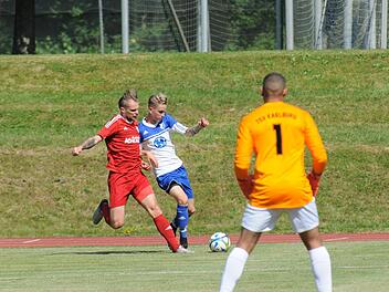 Marvin Schramm vom TSV Karlburg bearbeitet im Testspiel den Bad Kissinger Torschützen Nils Halbig; Karlburgs Keeper Marvin Fischer-Vallecilla beobachtet das Ganze. Am Ende verlor der FC 06, schlug sich aber achtbar. Foto: ssp
