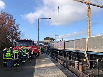Durch eine Kollision eines Schiffes mit einer Schleuse kam es zu Rissen im Bugbereich des Schiffes. Es musste aufwendig geborgen werden. Foto: News5 / Merzbach