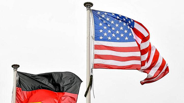 Flaggen der USA und von Deutschland