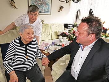 Die Glückwünsche der Stadt und des Landkreises Kulmbach überbrachte Oberbürgermeister Ingo Lehmann (SPD); im Hintergrund Tochter Iris Döring.