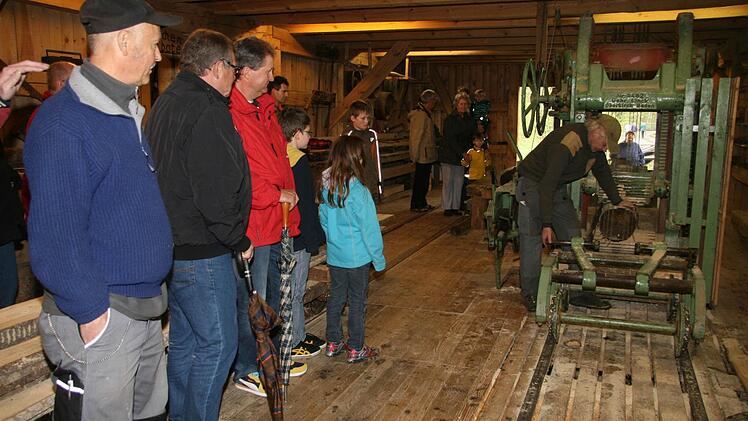 Die Inbetriebnahme der Schneidmühle zu jeder halben Stunde lockte die Besucher. Alle Fotos: Sonja Adam