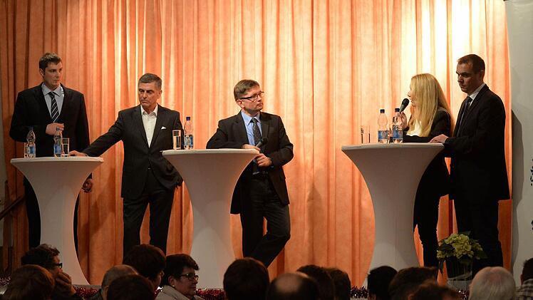 Die Neuenmarkter Bürgermeister-Kandidaten im Rampenlicht: (von links) Martin Kaiser (FW), Siegfried Decker (Neuenmarkter Gemeinschaft), Moderator und BR-Redaktionsleiter Alexander Müller, Patricia Lerner (SPD/Offene Liste) und Alexander Wunderlich (CSU/WG). Fotos: Ronald Rinklef