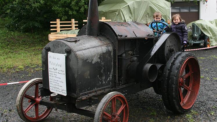 Ein Hingucker war das Motorpferd von MWM aus dem Jahr 1924. Auch Kinder durften hier mal Probesitzen.