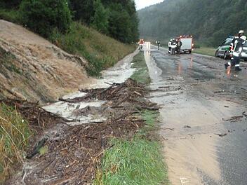 Auf der B 470 hatten die Einsatzkräfte nach dem starken Regen alle Hände voll zu tun. Foto: Feuerwehr Gößweinstein