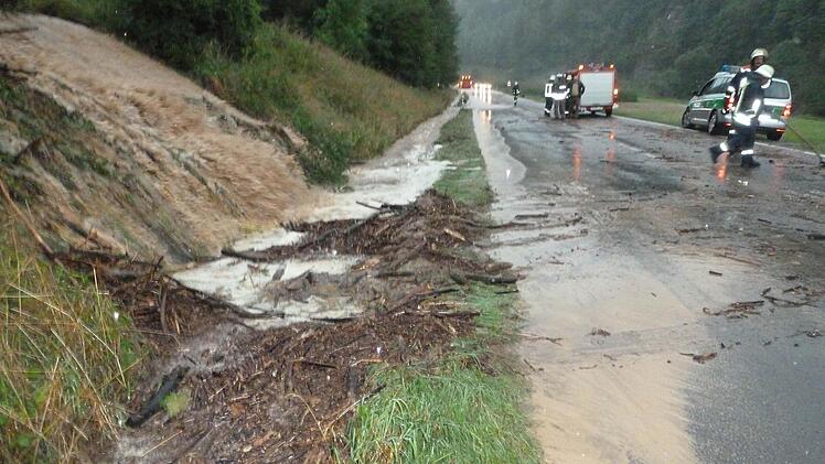 Auf der B 470 hatten die Einsatzkräfte nach dem starken Regen alle Hände voll zu tun. Foto: Feuerwehr Gößweinstein