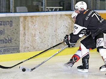 Auch Martin Stelcich (rechts) konnte bei der 4:5-Niederlage der Haßfurter "Hawks" beim EV Regensburg 1b diesmal keine großen Impulse setzen. Der junge Tscheche steuerte lediglich einen Assist bei. Foto: Ralf Naumann