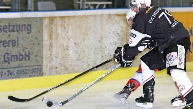 Auch Martin Stelcich (rechts) konnte bei der 4:5-Niederlage der Haßfurter "Hawks" beim EV Regensburg 1b diesmal keine großen Impulse setzen. Der junge Tscheche steuerte lediglich einen Assist bei. Foto: Ralf Naumann