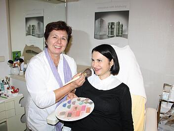 Madlen Trümbach-Maurin arbeitet seit 30 Jahren als Kosmetikerin, hier schminkt sie gerade Diana Haidar. Mit 59 Jahren baut sie nun ein Internet-Portal zur kurzfristigen Vermittlung offener Termine in der Kosmetik-Branche auf. Ihre Idee stellt sie auch auf der Existenzgründermesse im Tattersall vor. Foto: Ralf Ruppert