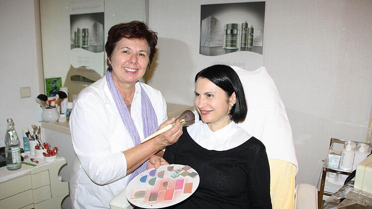 Madlen Trümbach-Maurin arbeitet seit 30 Jahren als Kosmetikerin, hier schminkt sie gerade Diana Haidar. Mit 59 Jahren baut sie nun ein Internet-Portal zur kurzfristigen Vermittlung offener Termine in der Kosmetik-Branche auf. Ihre Idee stellt sie auch auf der Existenzgründermesse im Tattersall vor. Foto: Ralf Ruppert