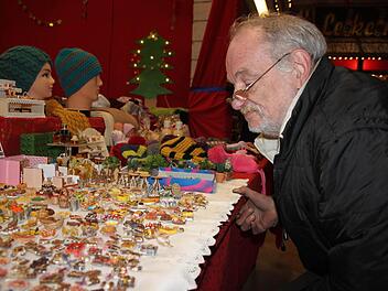 Winfried Fritsch bewundert die Puppenstubenminiaturen, die aussehen als stammten sie aus einer Konditorei. Sie sind aber nur aus Knetmasse geformt.  Foto: Stephan Stöckel