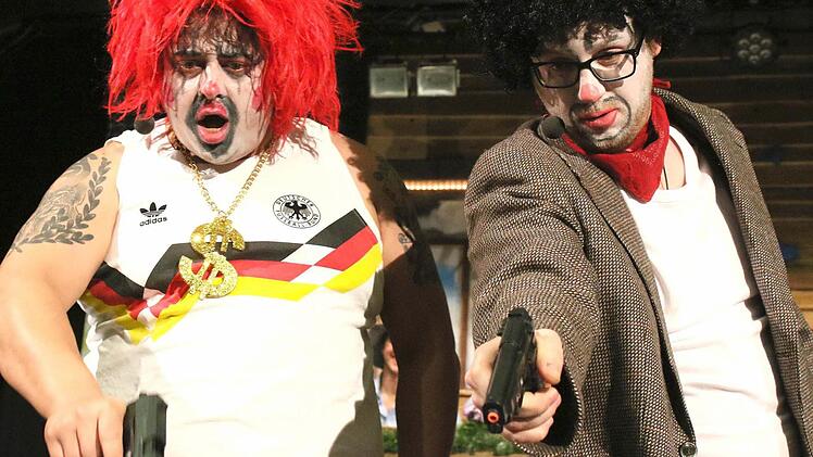 Ach du dickes Ding. Ausgerechnet bei der lustigen Büttensitzung der "Pölsterer" fand ein Banküberfall statt. Gott sei Dank entpuppten sich die beiden Gruselclowns Johannes Kremer (links) und Marco Rüttinger als relativ ahnungslose Genossen.