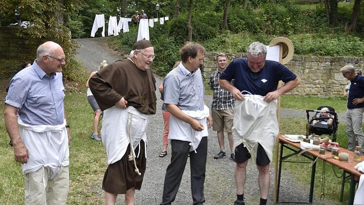 Eine Brouch anziehen war gar nicht so leicht. Das merkte auch Bürgermeister Jürgen Hennemann aus Ebern (rechts), aufmerksam beobachtet von (von links) Bürgermeister Wolfgang Borst aus Hofheim, Bürgermeister Claus Bittenbrünn aus Königsberg und Bürgermeister Wolfram Thein aus Maroldsweisach Foto: Gerold Snater