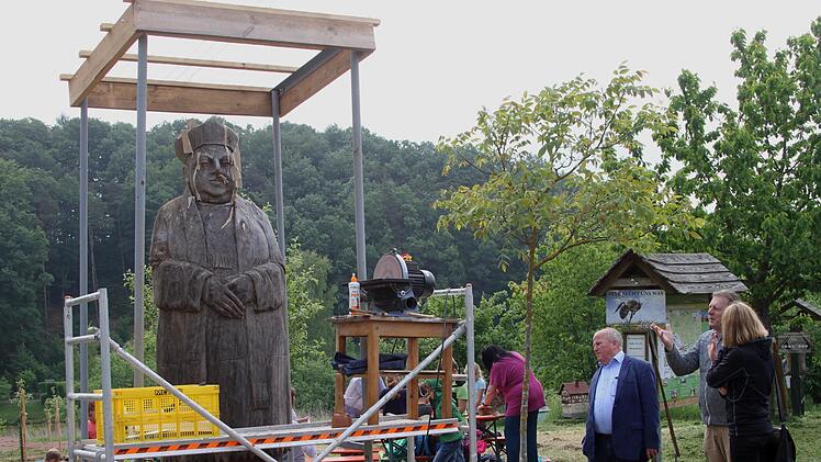 Die Bienenbeute wird bemalt.Günther Geiling