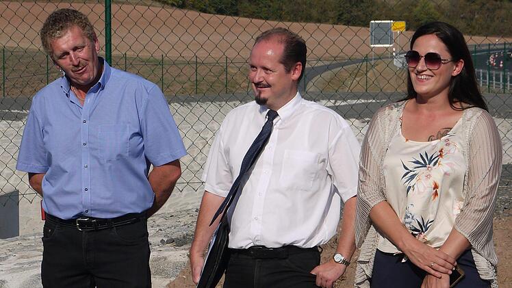 Verfolgen die Rede des Bundesverkehrsministers: Harald Schnappauf, Jens Laußmann und Julia Mittag (von links).Foto: Berthold Köhler
