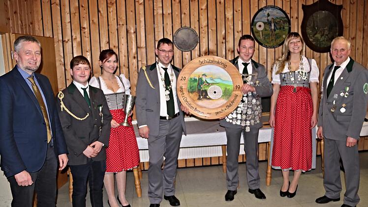 Die Majestäten der Schützengesellschaft Junkersdorf mit (von links) Bürgermeister Ralf Nowak, 2. Schützenmeister Florian Gräbner, Pokalsiegerin Alina Kraus, ersten Ritter Manuel Arnold, Schützenkönig Olav Arnold, zweiter Ritter Eva Vondran und ersten Schützenmeister Kurt Schleicher. Foto: Helmut Will