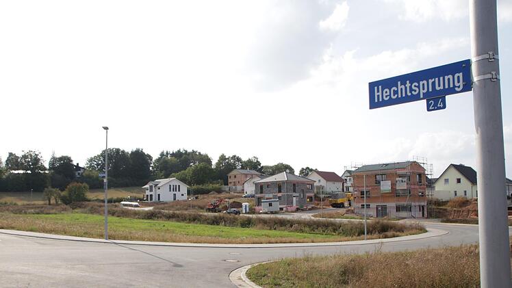 Auf diesen freien Grundstücken in Etzelskirchen sind die Mehrfamilienhäuser geplant.  Foto: Andreas Dorsch