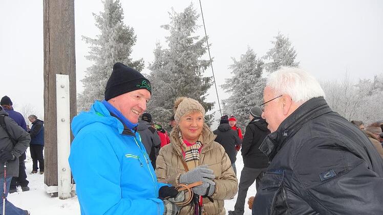 Landrat Thomas Habermann und seine Frau Ruth im Gespräch mit  Rhönklub-Präsident Jürgen Reinhardt. Foto: Marion Eckert