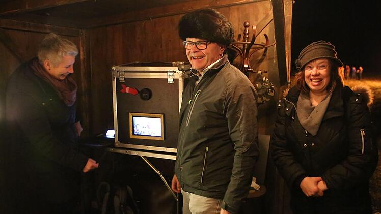 Zur Erinnerung an den 30. Jahrestag der Grenzöffnung konnten sich die Besucher des Begegnungsfests von Katja und Marcus Werner (von links) in einer Fotobox ablichten lassen. Foto: Bettina Knauth