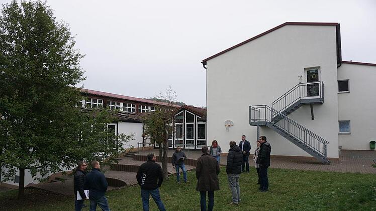 Der Bauausschuss tauschte sich mit Schulleiterin Katharina Schöberl und  Architekt Stefan Richter über die Gestaltung der künftigen Außenanlage  der Grundschule Zeitlofs aus. Foto: Marion Eckert
