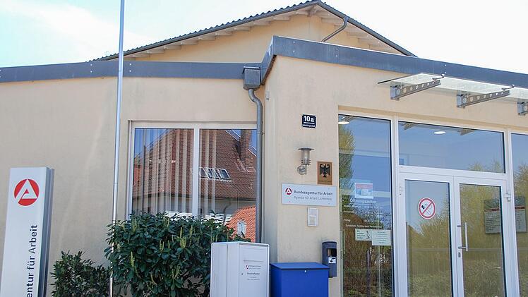 Im Gebäude der Agentur für Arbeit in Lichtenfels gibt es aktuell wenig Personenverkehr. Viele Angelegenheiten bearbeiten die Mitarbeiter per E-Mail oder telefonisch. Fotos: Matthias Klar