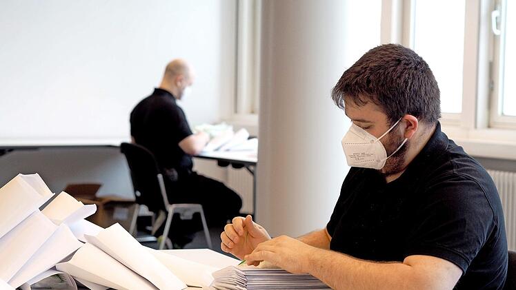 Alexander Kettner (v.) und Marian Humann tüten die Masken und die Anschreiben ein.  Fotos: Christoph Winter