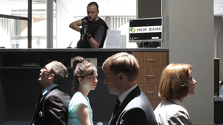 Wer kommt hier lebend raus? Achim (Martin Butzke, im Hintergrund) h&auml;lt seine Geiseln in Schach (von links: Frederick Lau, Claudia Eisinger, Christian Beermann und Michaela Caspar).