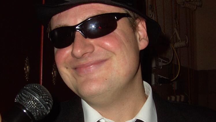 Moderator Christian Sell im "Blues Brother Outfit".