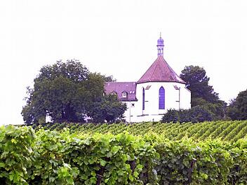 Kirche und Wein gehören zusammen wie hier an der Vogelsburg bei Volkach.  Foto: pow