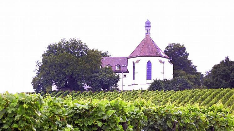 Kirche und Wein gehören zusammen wie hier an der Vogelsburg bei Volkach.  Foto: pow