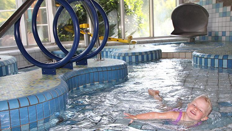 Die dreijährige Loni fühlt sich im Kinderbecken sichtlich wohl. Ihre Mutter sagt: Wir kommen auf jeden Fall wieder. Foto: Ulrike Müller