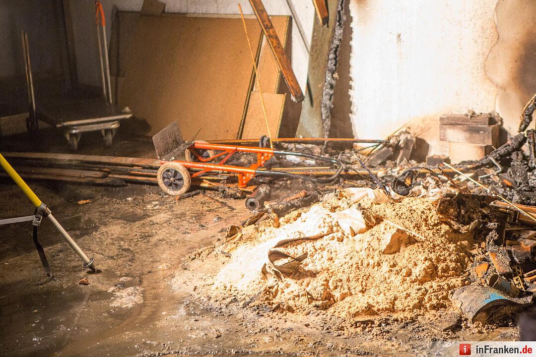 Fassade von Wohnhaus in Nuernberg fing Feuer