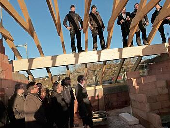 Den Richtspruch hält Hubert Lindenlaub im Beisein der Verbandsmitglieder. Foto: Lothar Weidner